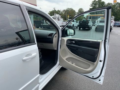 Used 2017 Dodge Grand Caravan SE w/ Power Window Group image 19