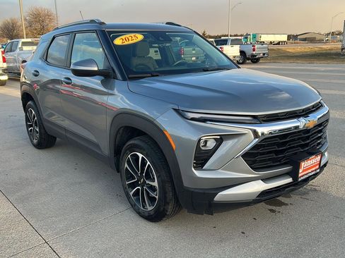 Used 2025 Chevrolet TrailBlazer LT w/ Driver Confidence Package image 6