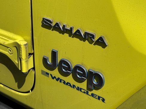 Used 2023 Jeep Wrangler Unlimited Sahara w/ Cold Weather Group AWD/4WD image 16