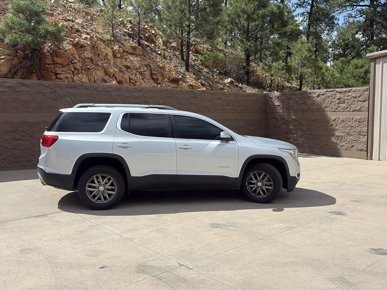 Used 2017 GMC Acadia SLT FWD image 4