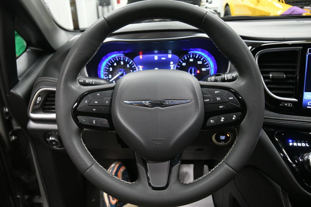 Used 2025 Chrysler Pacifica Limited FWD image 20