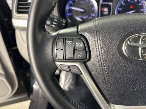 Used 2018 Toyota Highlander XLE AWD/4WD image 11
