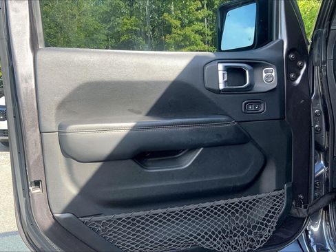 Used 2018 Jeep Wrangler Unlimited Sahara AWD/4WD image 24