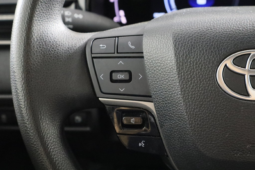 Used 2025 Toyota Camry LE FWD image 8