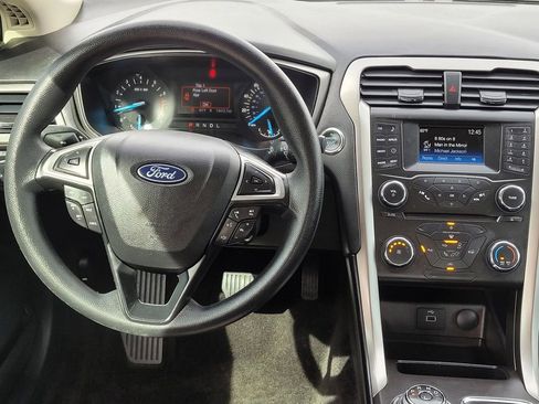 Used 2018 Ford Fusion SE image 16