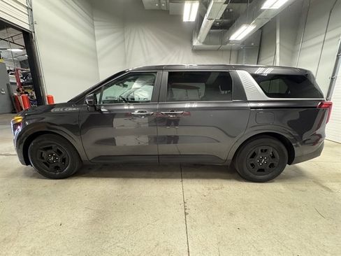 Used 2025 Kia Carnival image 4