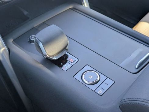 Used 2025 Land Rover Discovery Dynamic SE image 9