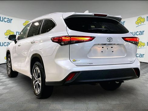 Used 2023 Toyota Highlander XLE image 4