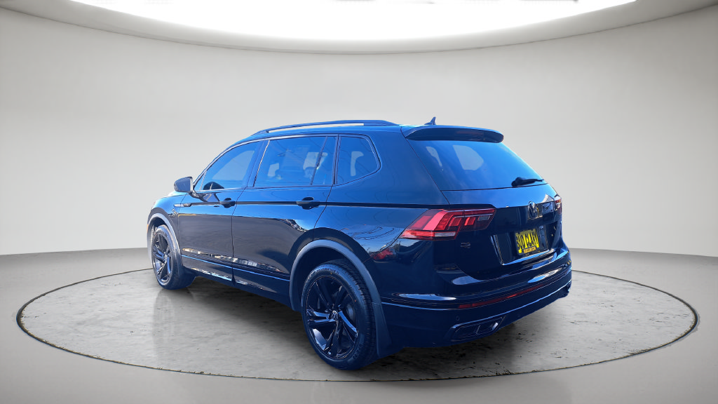 Used 2023 Volkswagen Tiguan SE R-Line AWD/4WD image 3