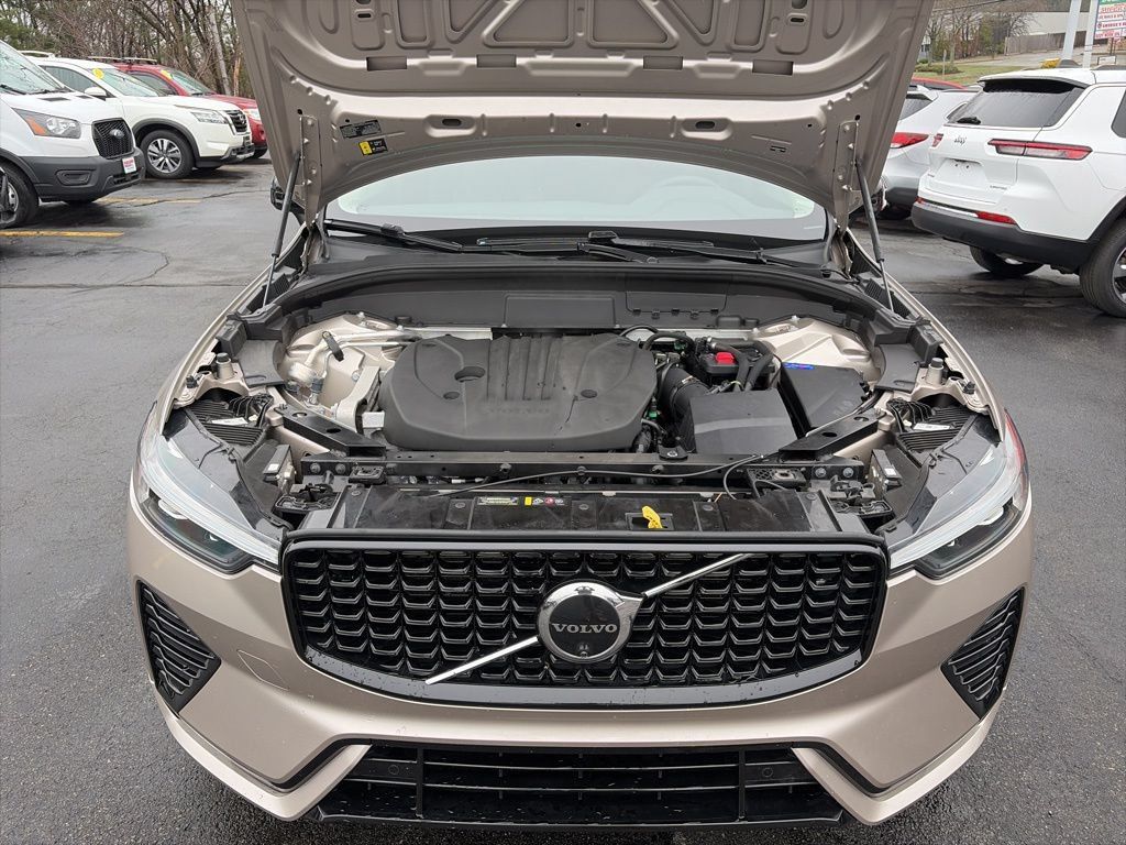 Used 2025 Volvo XC60 B5 Plus AWD/4WD image 8