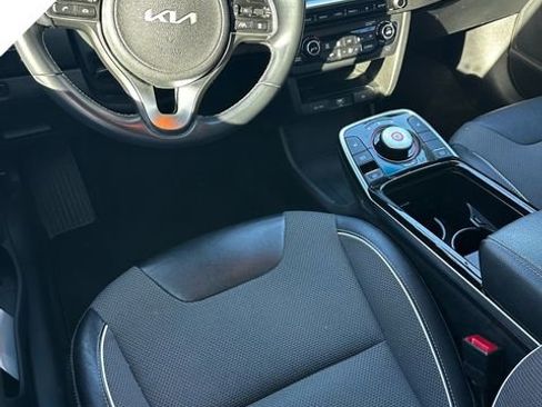 Used 2022 Kia Niro EX image 7