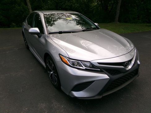 Used 2019 Toyota Camry SE FWD image 2