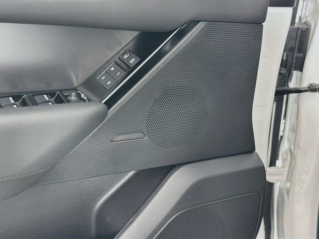 Used 2025 Land Rover Range Rover Velar Dynamic HSE AWD/4WD image 19
