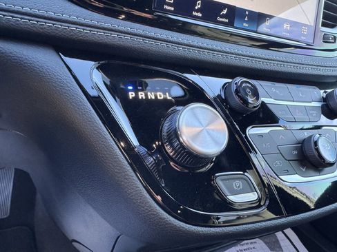 New 2024 Chrysler Pacifica Limited w/ Uconnect Theater Family Group image 14