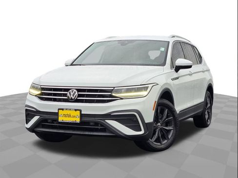 Used 2024 Volkswagen Tiguan SE image 1