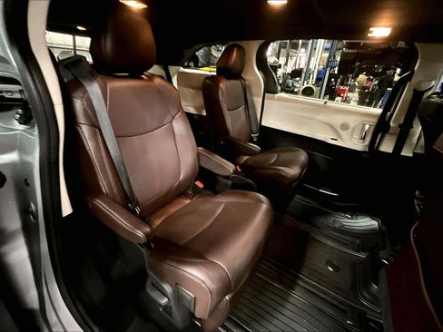 Used 2024 Toyota Sienna Platinum image 18