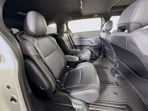 Used 2024 Toyota Sienna XSE image 28