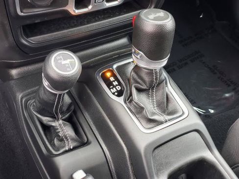 Used 2023 Jeep Wrangler Unlimited Sahara AWD/4WD image 18