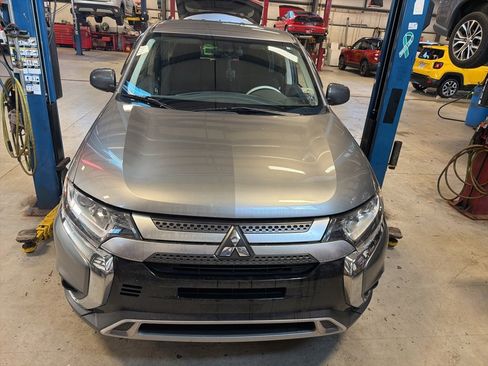 Used 2020 Mitsubishi Outlander ES image 2