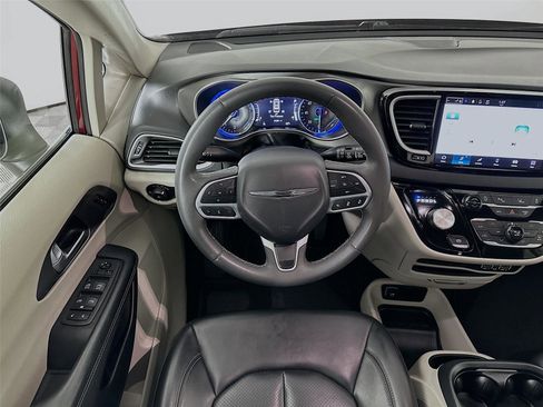 Used 2023 Chrysler Pacifica Touring-L FWD image 2