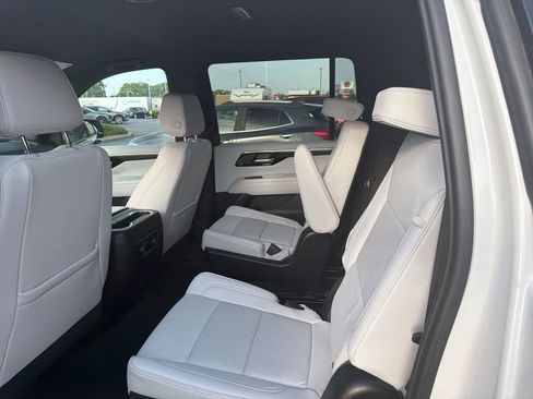Used 2025 Chevrolet Suburban Premier AWD/4WD image 8