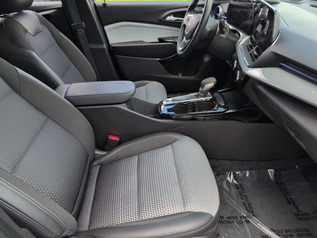 Used 2025 Chevrolet Trax LT w/ LT Convenience Package FWD image 30