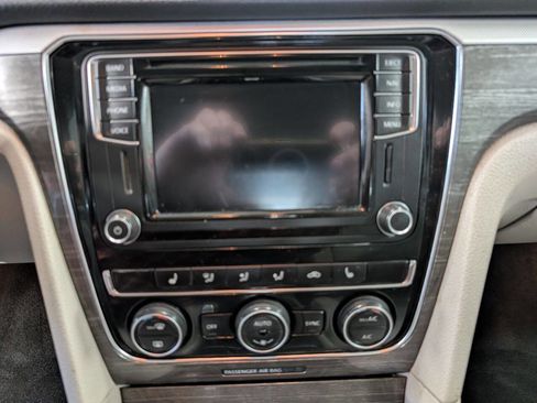 Used 2017 Volkswagen Passat 1.8T SE image 12