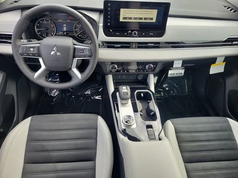New 2026 Mitsubishi Outlander SE image 17