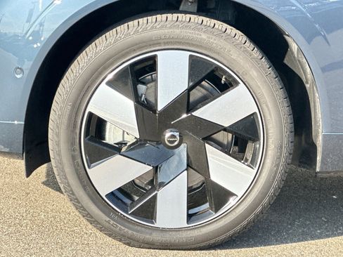 Certified 2025 Volvo XC60 T8 Plus w/ Protection Package Premier image 31