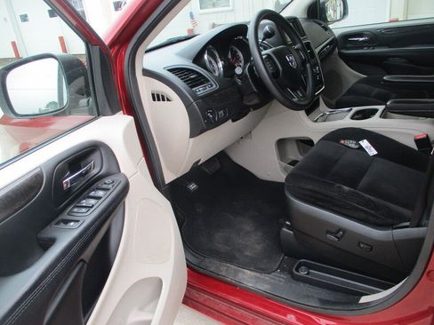 Used 2015 Dodge Grand Caravan SXT w/ Security Group FWD image 9