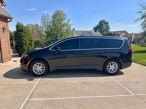 Used 2023 Chrysler Pacifica Touring-L FWD image 3