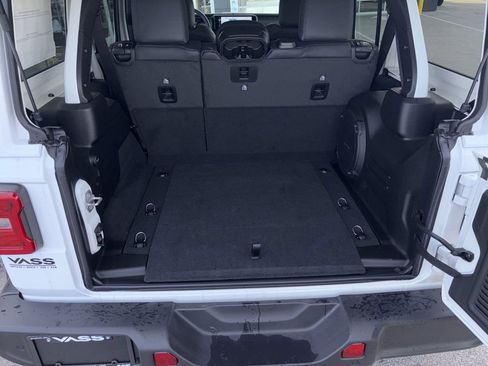 New 2026 Jeep Wrangler Unlimited Sahara AWD/4WD image 34
