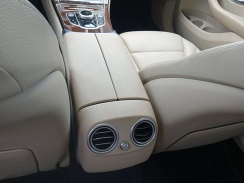 Used 2018 Mercedes-Benz GLC 300 w/ Premium Package image 27