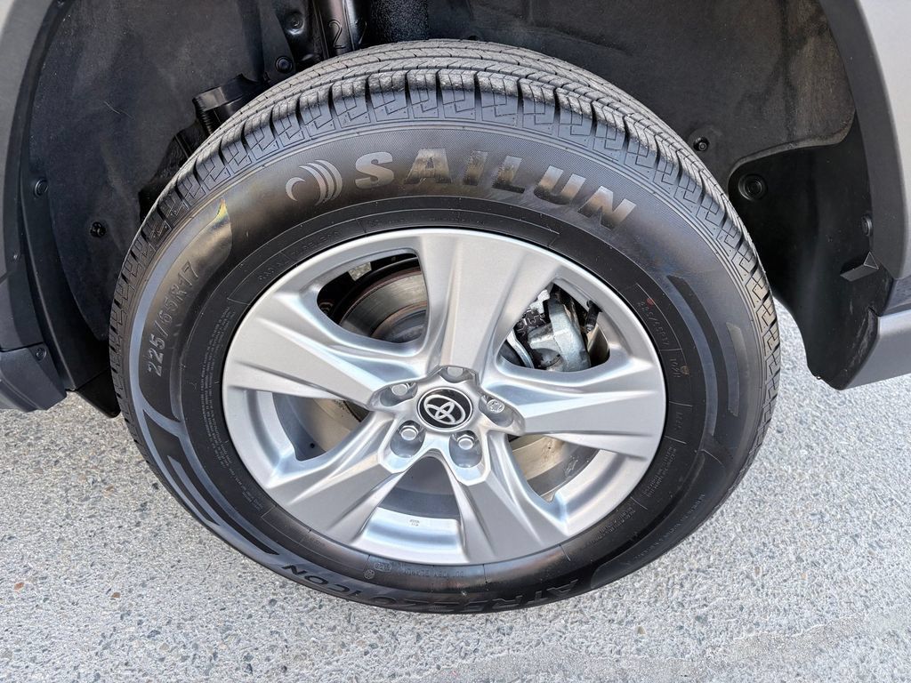Used 2024 Toyota RAV4 XLE FWD image 23