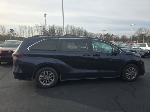 Used 2024 Toyota Sienna LE image 5
