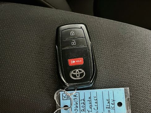 Used 2022 Toyota Corolla Cross LE AWD/4WD image 36