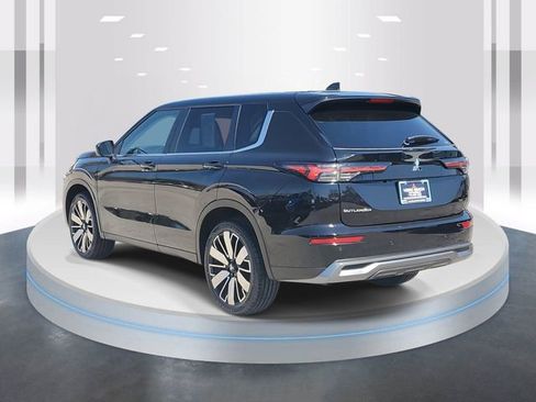 Used 2025 Mitsubishi Outlander SE image 3