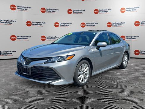 Used 2020 Toyota Camry LE FWD image 3