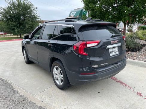 Used 2024 GMC Terrain SLE w/ Driver Convenience Package FWD image 2