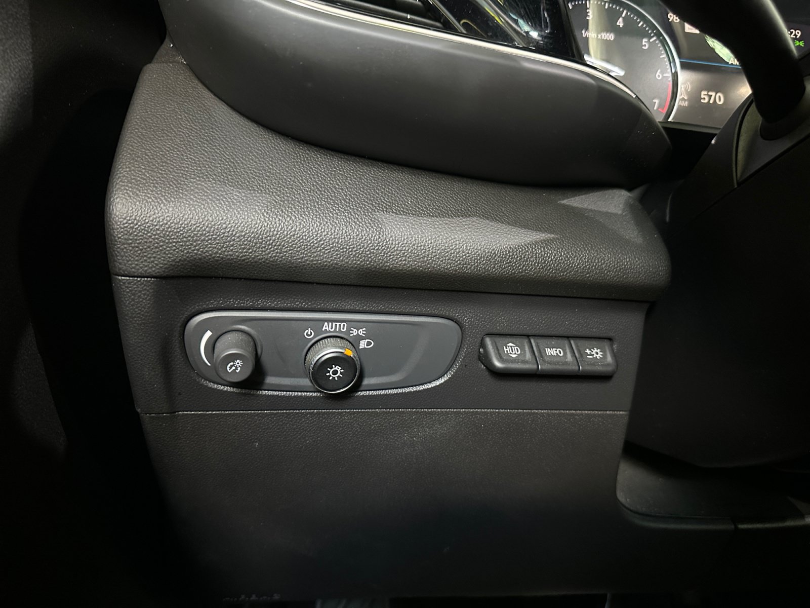 Used 2022 Buick Envision Avenir w/ Technology Package II FWD image 18