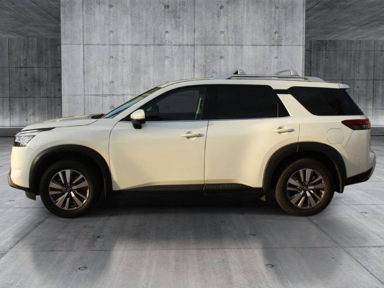 Used 2022 Nissan Pathfinder SL w/ SL Black Package FWD image 2