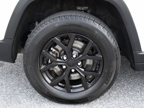 Used 2024 Jeep Grand Cherokee L Laredo image 37