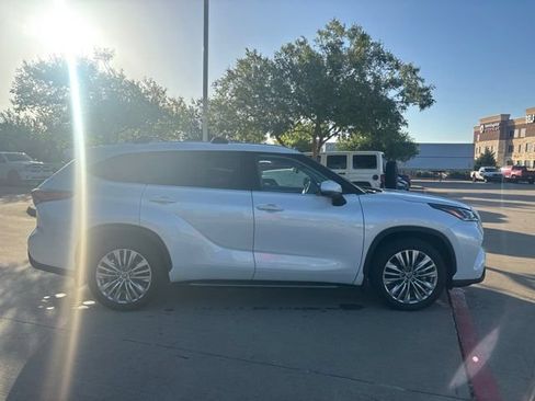 Used 2023 Toyota Highlander Platinum FWD image 4