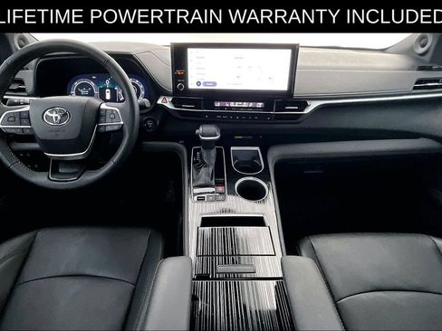 Used 2025 Toyota Sienna XLE Woodland Edition AWD/4WD image 17