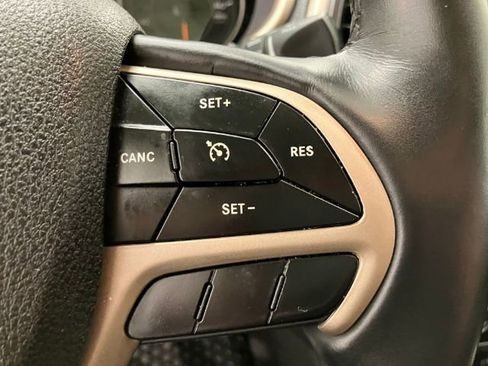 Used 2018 Jeep Cherokee Latitude w/ Altitude Package AWD/4WD image 25