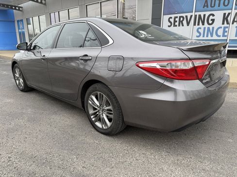Used 2016 Toyota Camry SE image 3