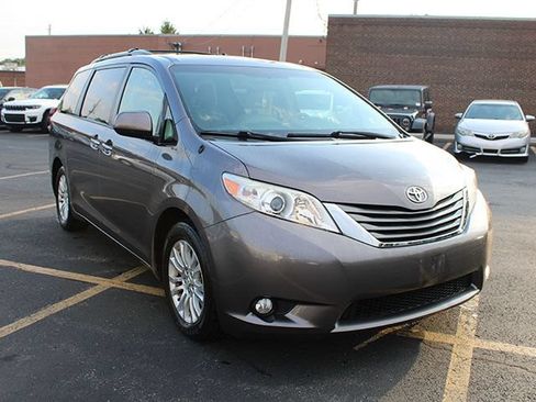 Used 2013 Toyota Sienna XLE w/ Entertainment Pkg FWD image 4