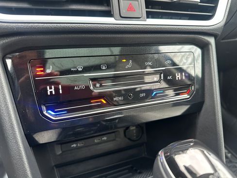 Used 2025 Volkswagen Taos SE w/ Panoramic Sunroof Package image 11