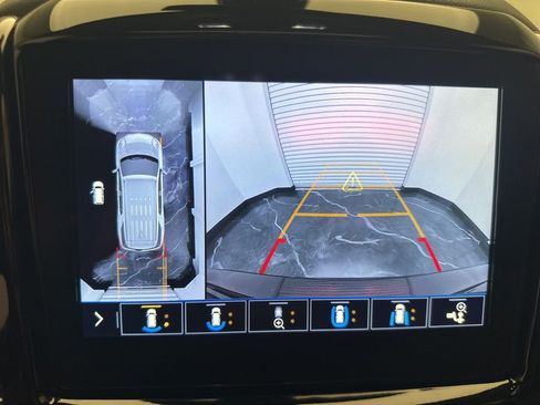 Used 2021 Chevrolet Traverse LT w/ LT Premium Package image 25