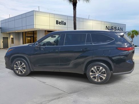 Used 2022 Toyota Highlander XLE FWD image 3